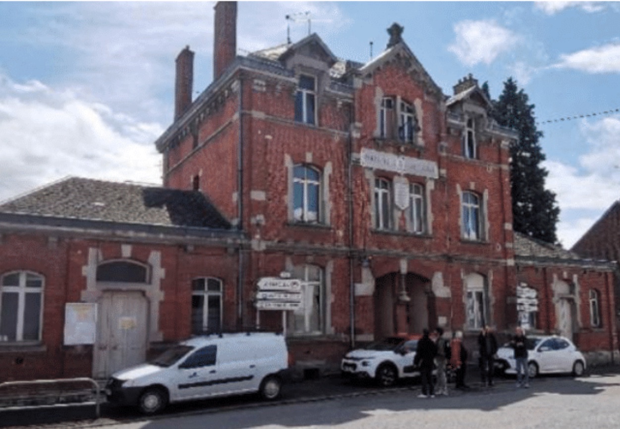 Bâtiment Lavisse en brique rouge à lucarnes en cours de réhabilitation — A2DM Amiens